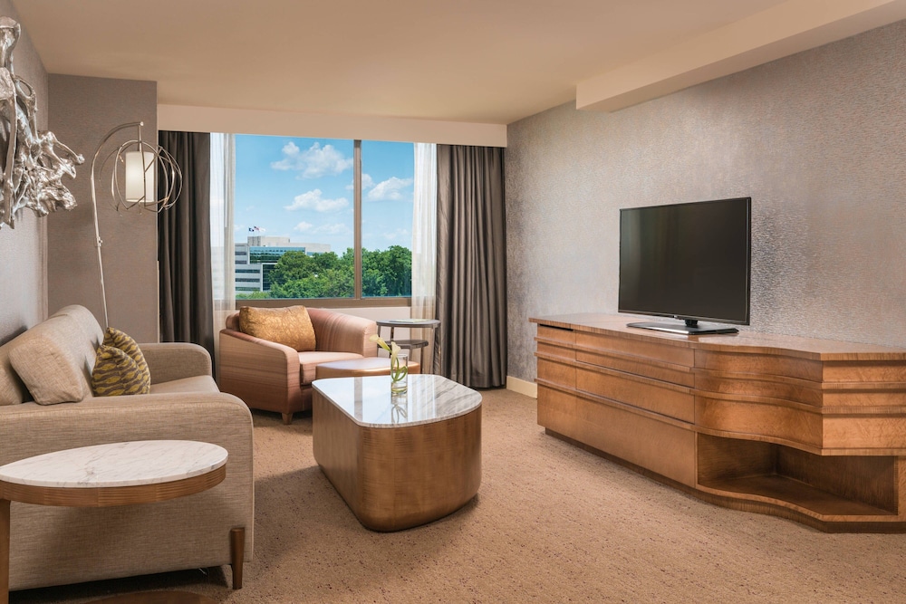Junior Suite, 1 King Bed with Sofa bed (Mobility/Hearing Access, Roll-in Shwr) - Photo 3