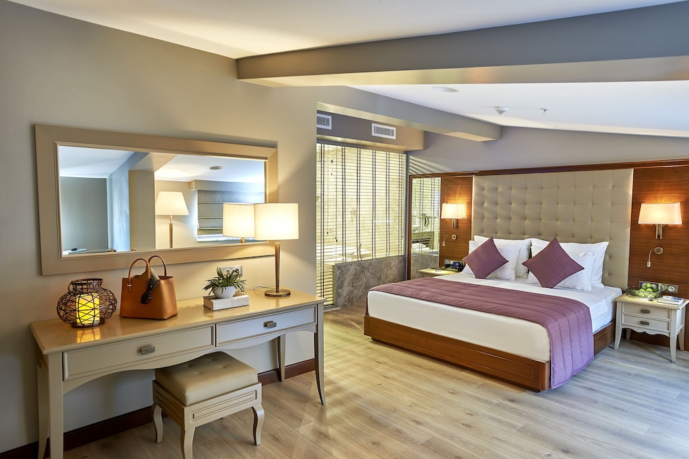 Penthouse King Suite With City View (Sauna & Hot Tub) photo 1