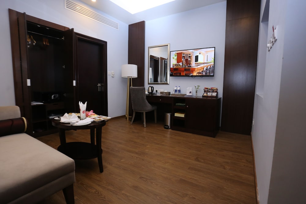 Room, 1 King Bed, Non Smoking - Photo 3