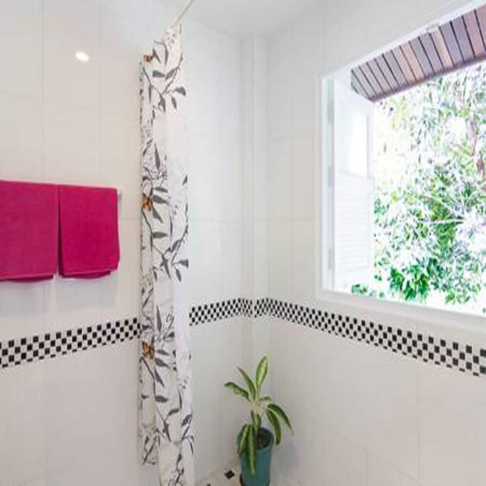 Deluxe Double Room with Balcony - Photo 10