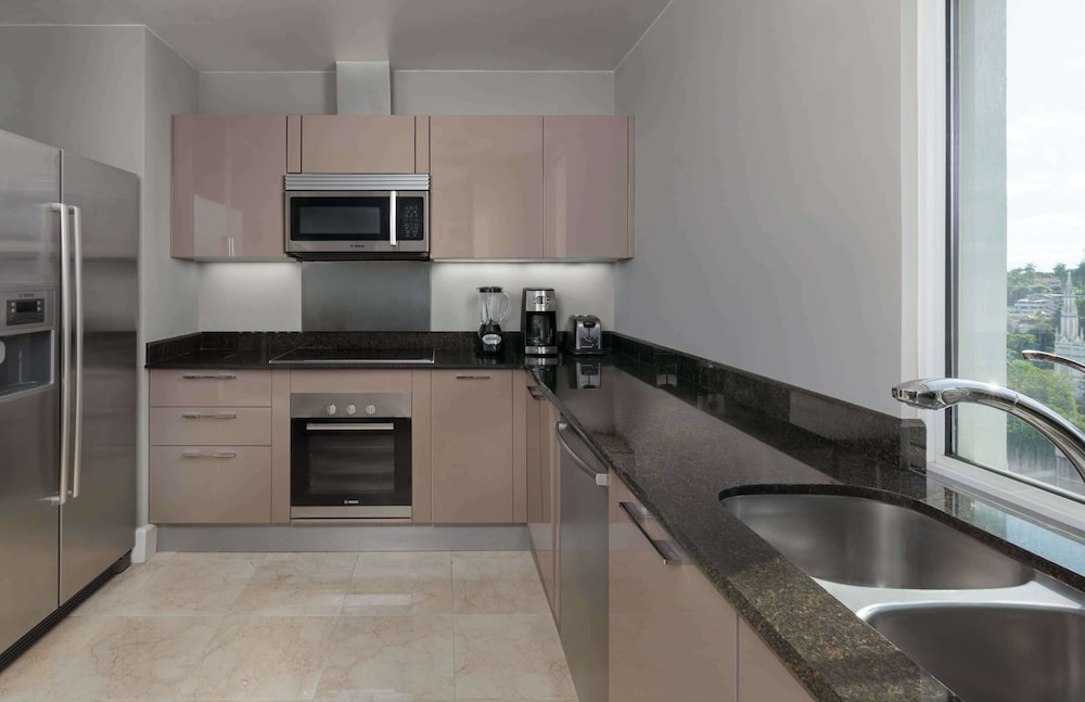 Premier Suite, 1 King Bed, Non Smoking, Kitchen (Tower) - Photo 7