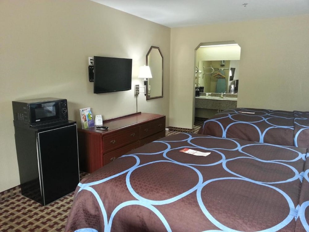Room, 2 Queen Beds, Non Smoking (First Floor) - Photo 1