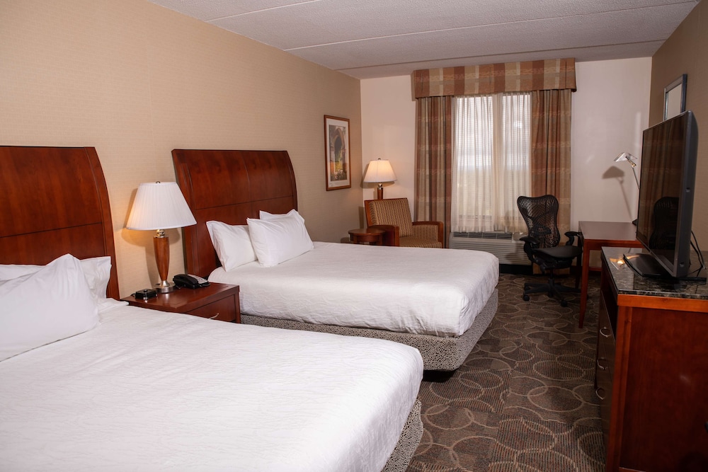 Two queen beds evolution room photo 3