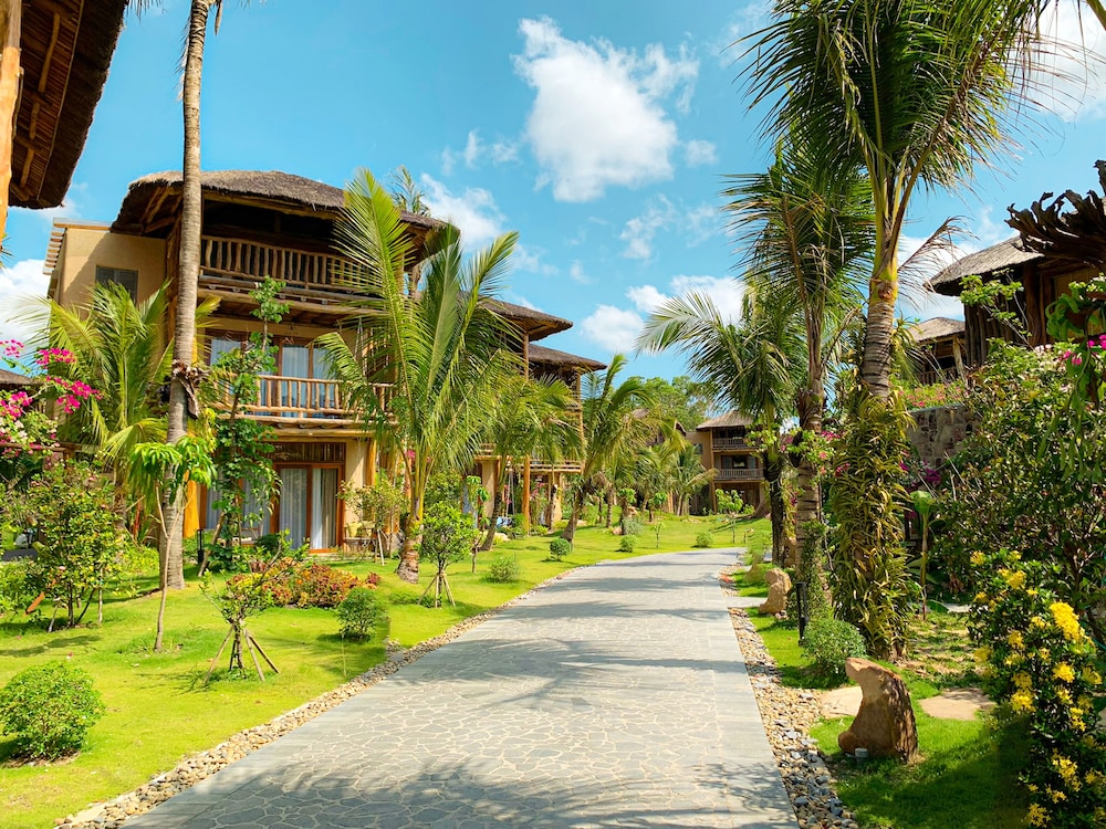 Premium Bungalow with Garden View - Photo 3