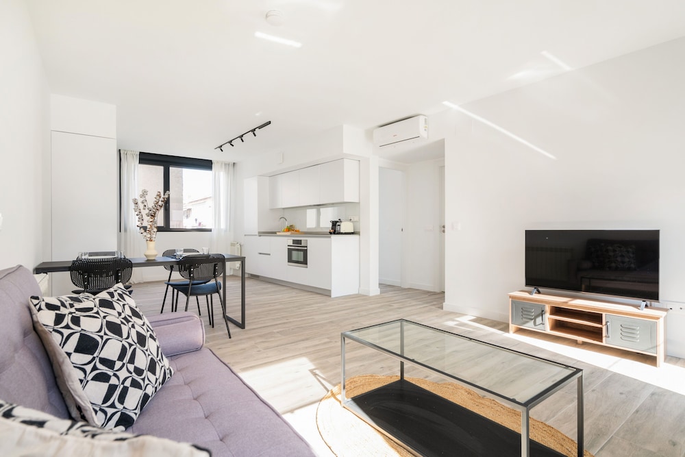 Apartamento Básico, 2 habitaciones, cocina, vista a la ciudad