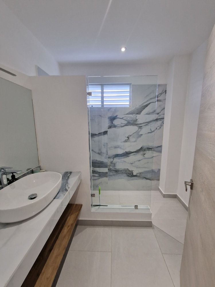 Economy Room, 2 Twin Beds, Pool Access, Hill View photo 3