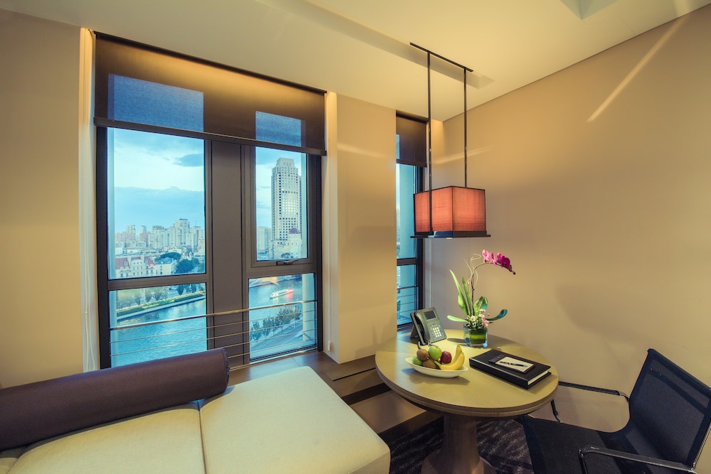 Deluxe Room, 1 King Bed, City View photo 2