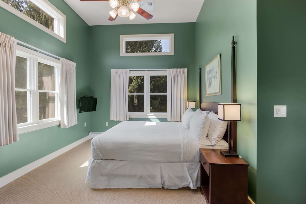 Suite, 1 King Bed, Non Smoking