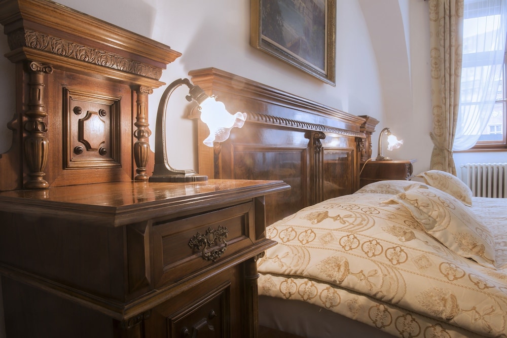 Deluxe Room thumbnail 6