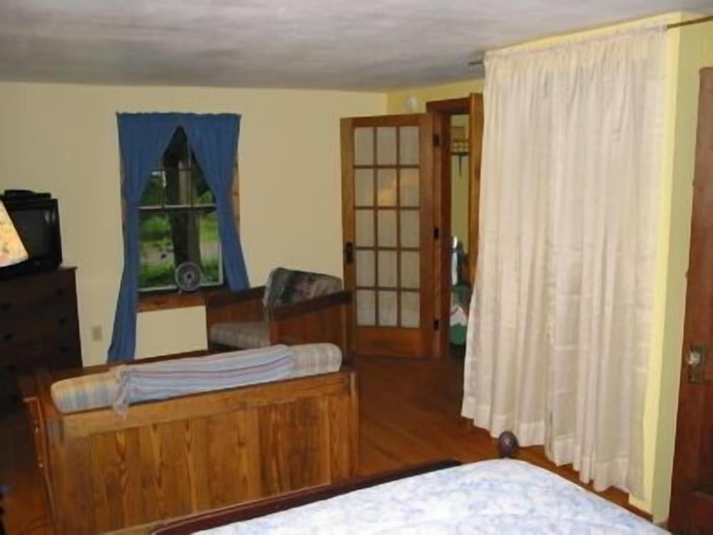 Birch Cottage, 1 Queen, 1 Full Futon photo 2