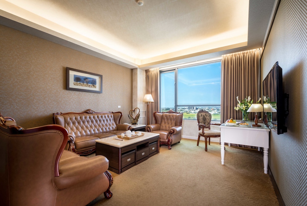 Luxury Studio Suite, 1 Queen Bed, City View, Tower photo 3