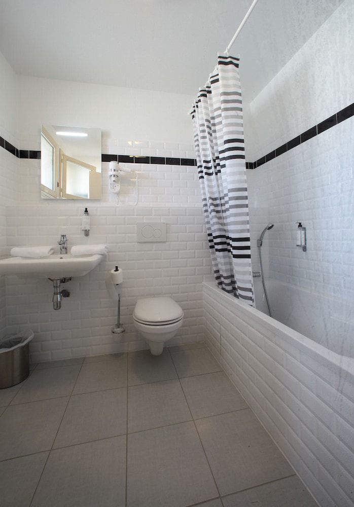 Twin Room with Bath Breakfast Excluded photo 3