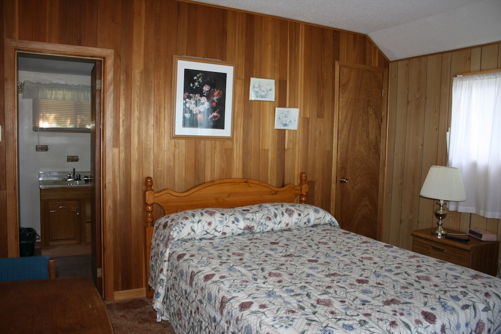 Economy Cabin, 1 Queen Bed photo 3