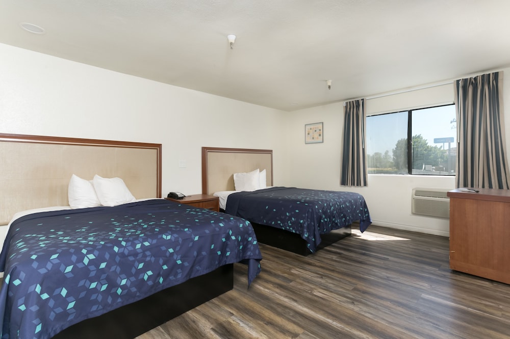 Single Room, 2 Queen Beds photo 1