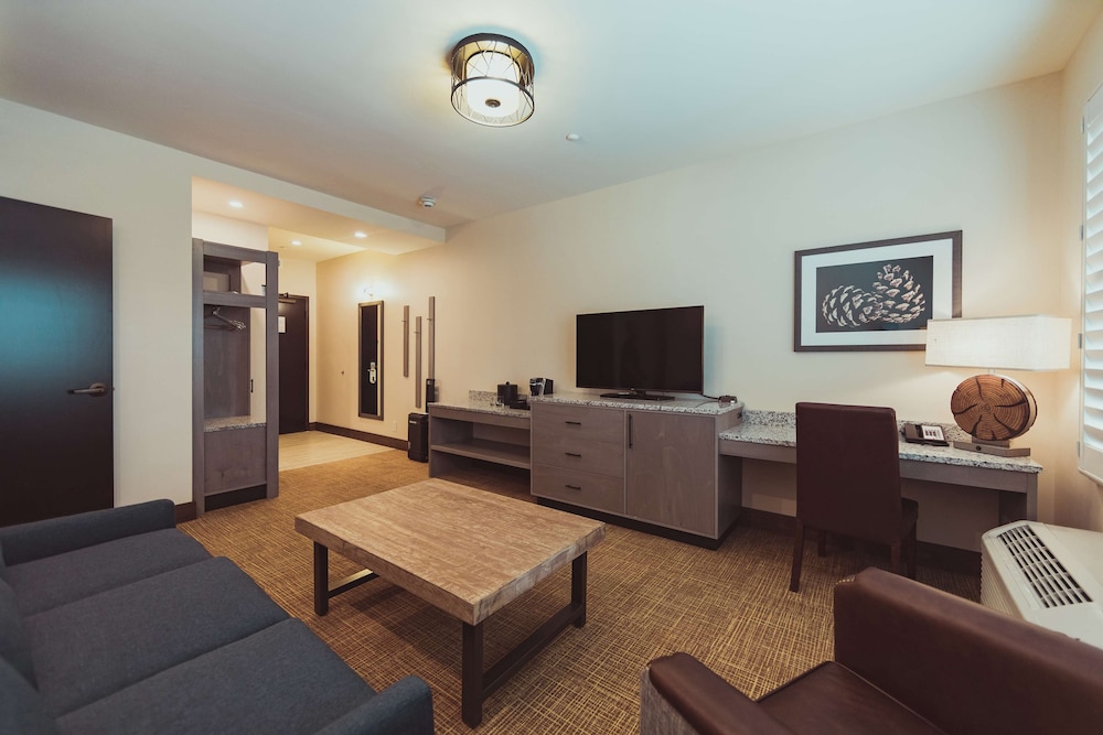 Suite, 1 King Bed (Tailwater)