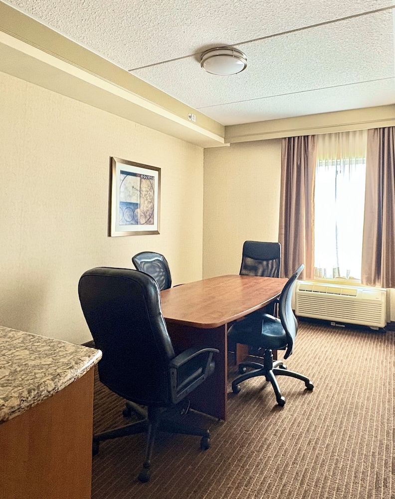 Business Suite, 1 King Bed with Sofa bed, Non Smoking - Photo 5