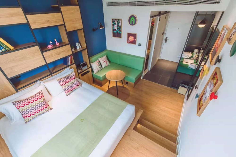 Standard Room, 1 Queen Bed photo 2