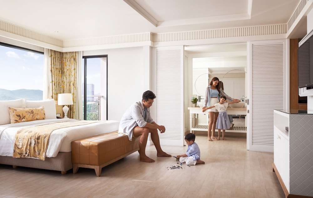 Family Suite, Pool View photo 3