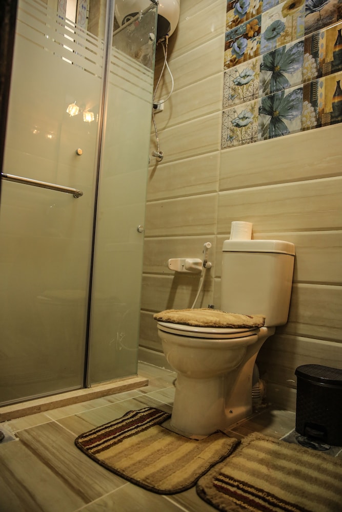 Signature Quadruple Room - Photo 5