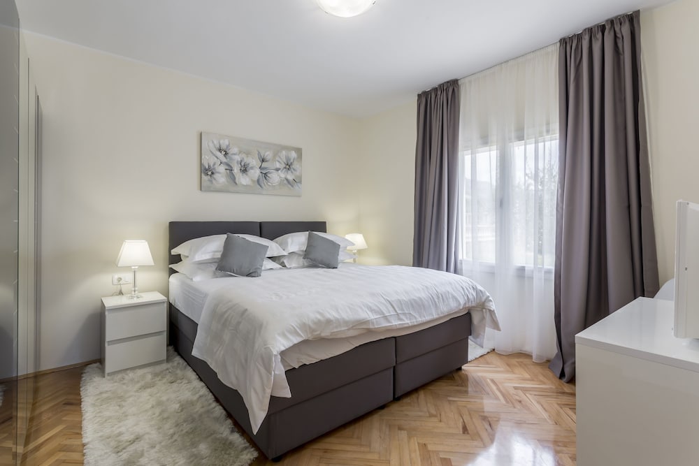 Apartment, 1 King Bed with Sofa bed, Garden Area photo 1