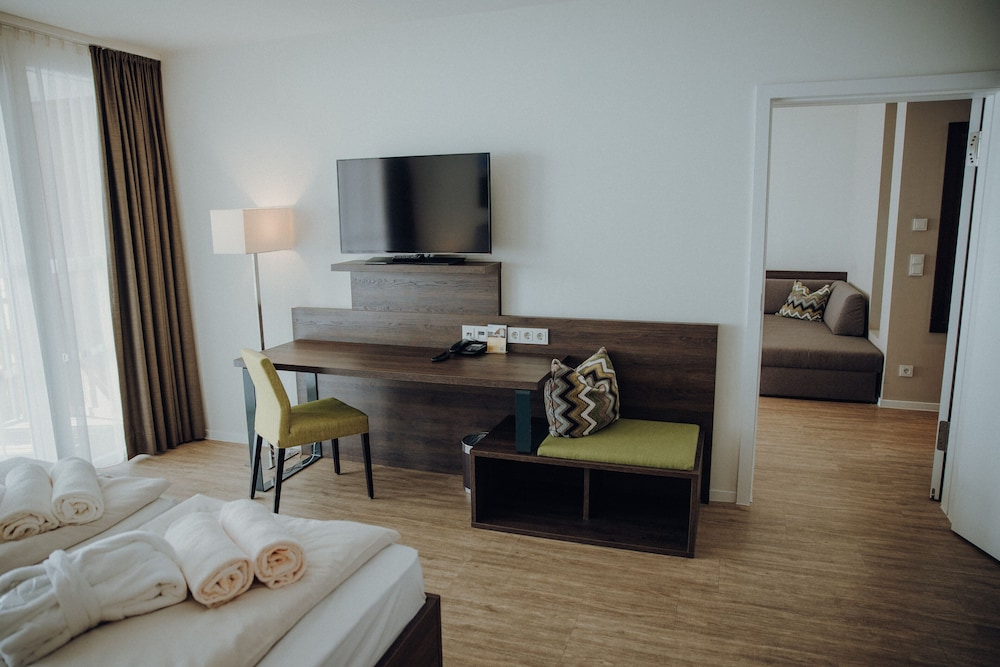 Family Room, Balcony photo 3