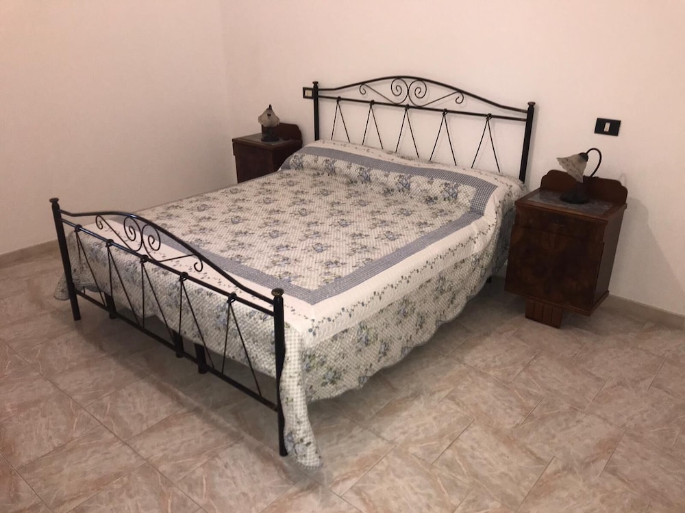 House, 2 Bedrooms (2)
