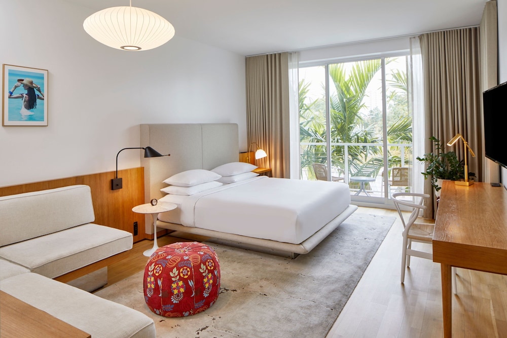 Deluxe Room, 1 King Bed, Balcony (Mobility Accessible, Roll-In Shower)