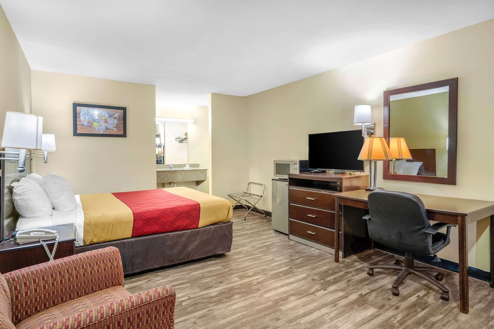 Standard Room, 1 Queen Bed, Non Smoking - Photo 3