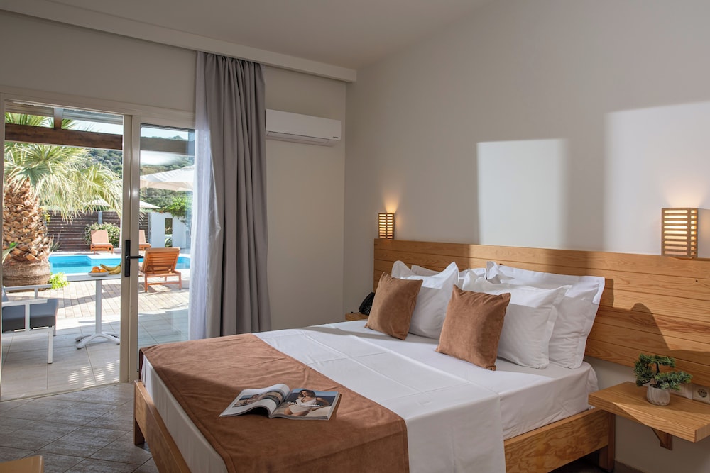 Comfort Triple Room, Patio, Pool View