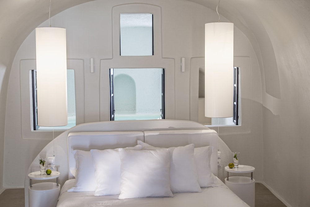Cave Suite with indoor hot tub - Photo 1