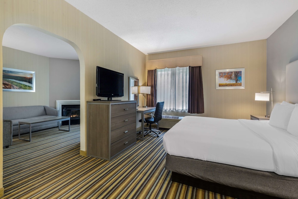 Suite, 1 King Bed, Non Smoking, Jetted Tub - Photo 1