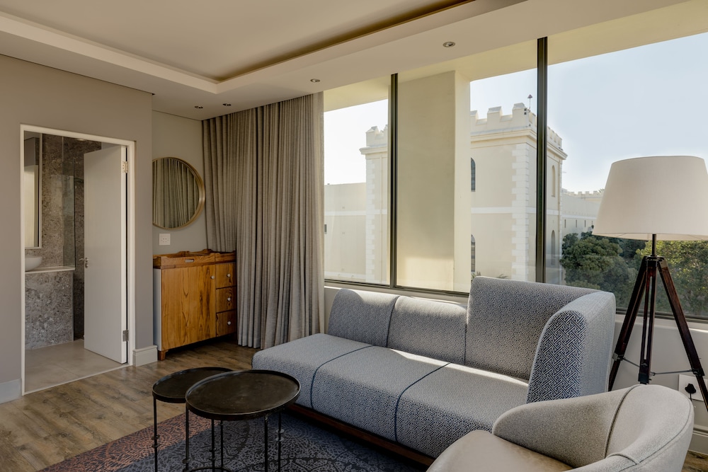 Junior Suite, 1 King Bed, Corner thumbnail 6