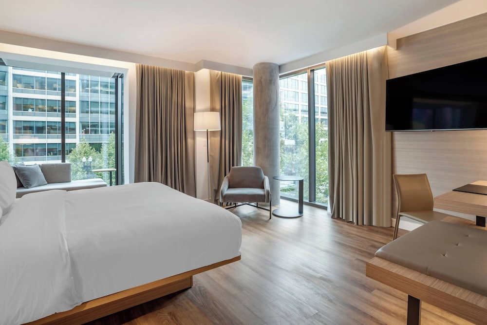 Basic Room, 1 King Bed, Corner (Mobility Accessible, Roll-in Shower)