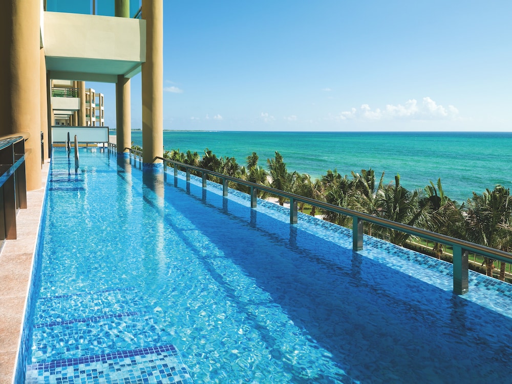 OCEANFRONT SWIM UP SUITE photo 3