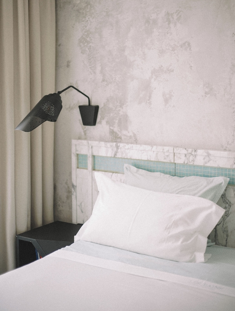 Chambre Deluxe (Balcony upon availability) Chambre Deluxe (Balcony upon availability)