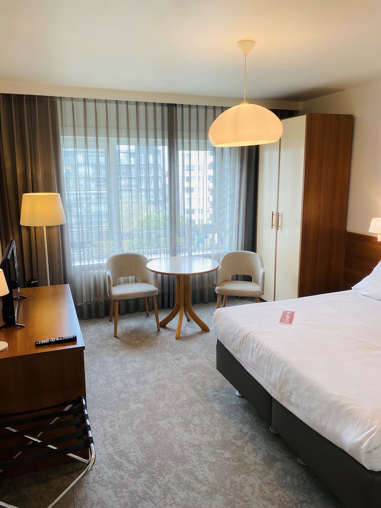 Comfort Room, City View - Photo 1