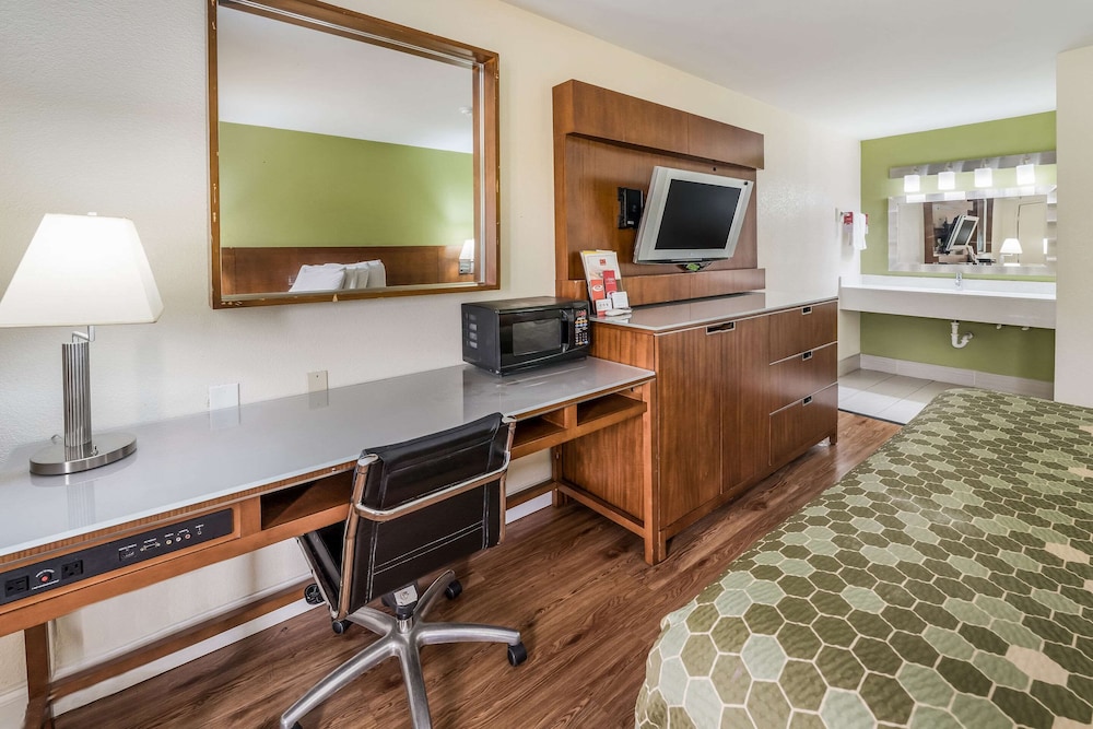 Standard Room, 1 King Bed, Non Smoking - Photo 3