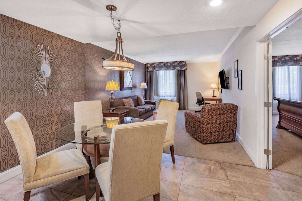 Suite, 1 King Bed with Sofa bed photo 1