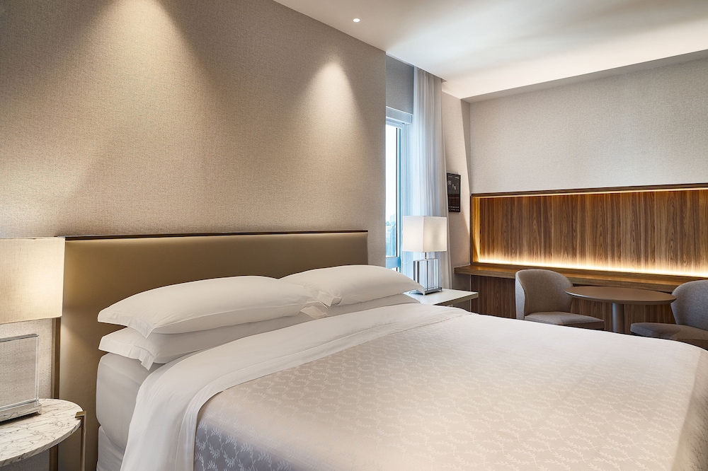 Premium Room, 1 King Bed - Photo 3