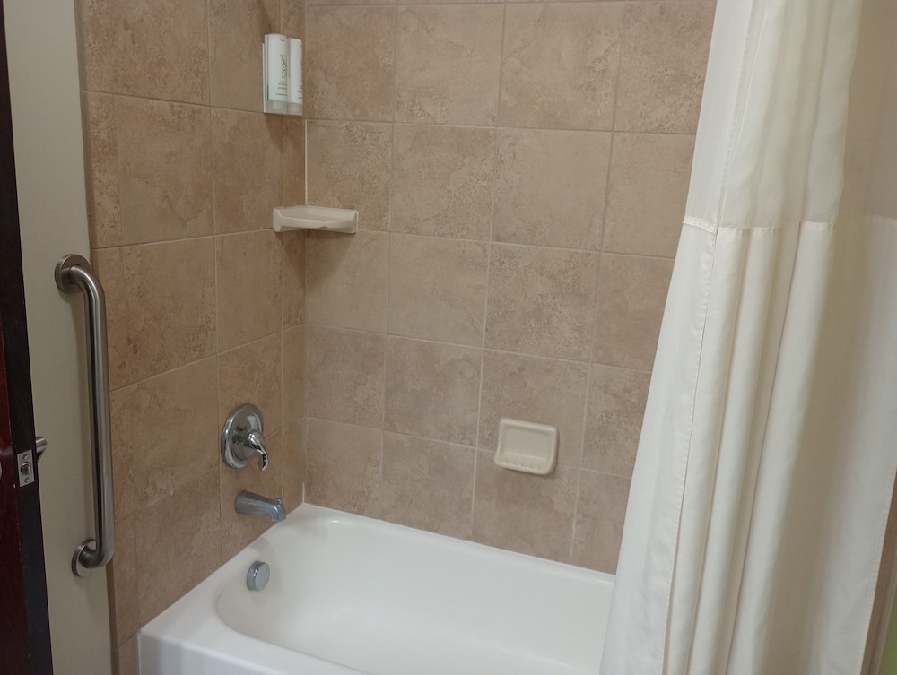 Room, 2 Queen Beds, Non Smoking (Pet Friendly) - Photo 8