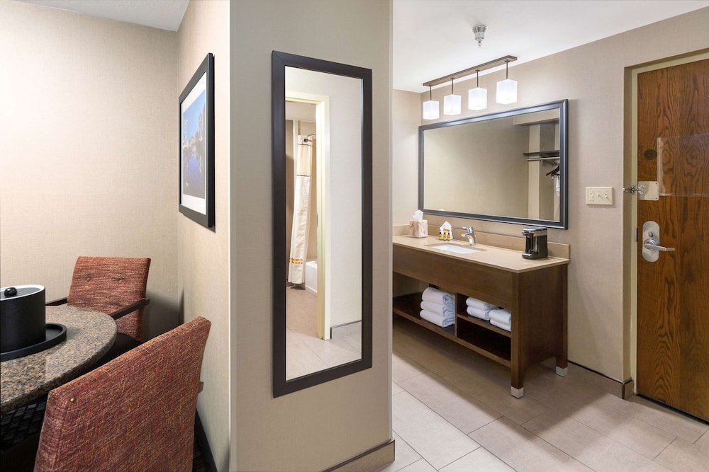Suite, 2 Queen Beds, Non Smoking, Refrigerator & Microwave (2nd Floor;with Sofabed) - Photo 4