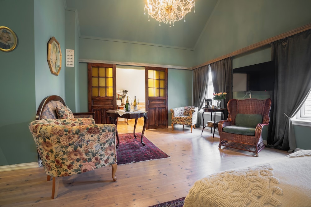 Suite - Photo 1