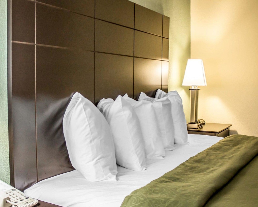 Standard Room, 1 King Bed, Non Smoking photo 2