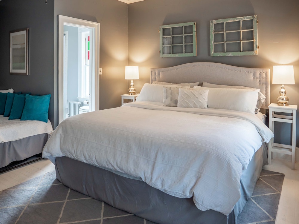 Delaware Room, 2nd Floor, 1 King Bed, 1 Daybed, and 1 Trundle Bed, Non Smoking, Private Bathroom photo 1
