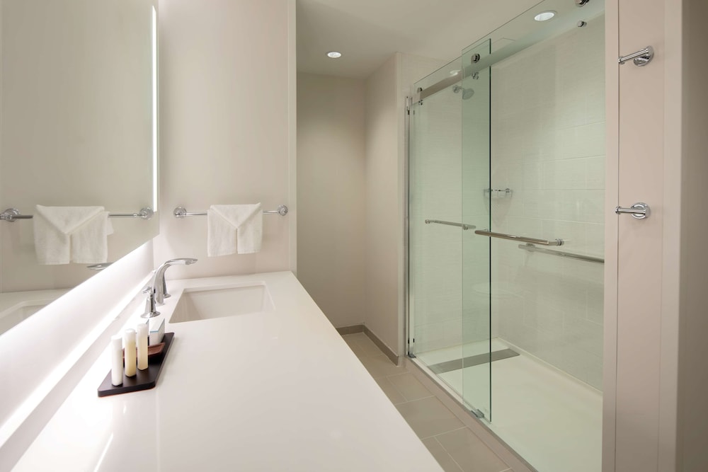 Suite, 1 King Bed, Accessible (Hearing) - Photo 6