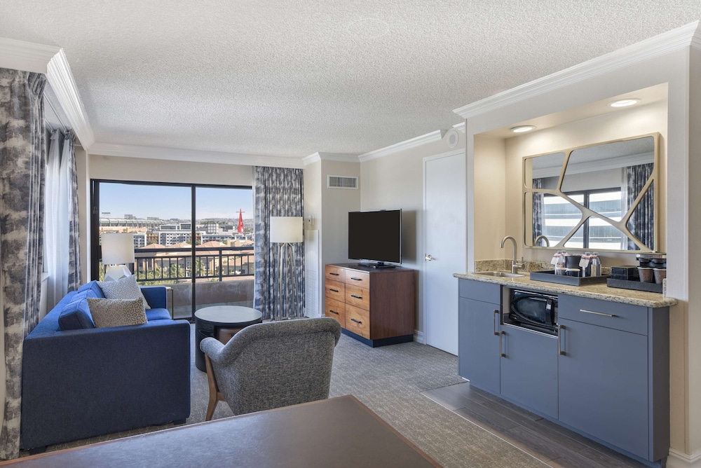 2 Double Beds Suite - Corner Stadium View, Balcony - Photo 6