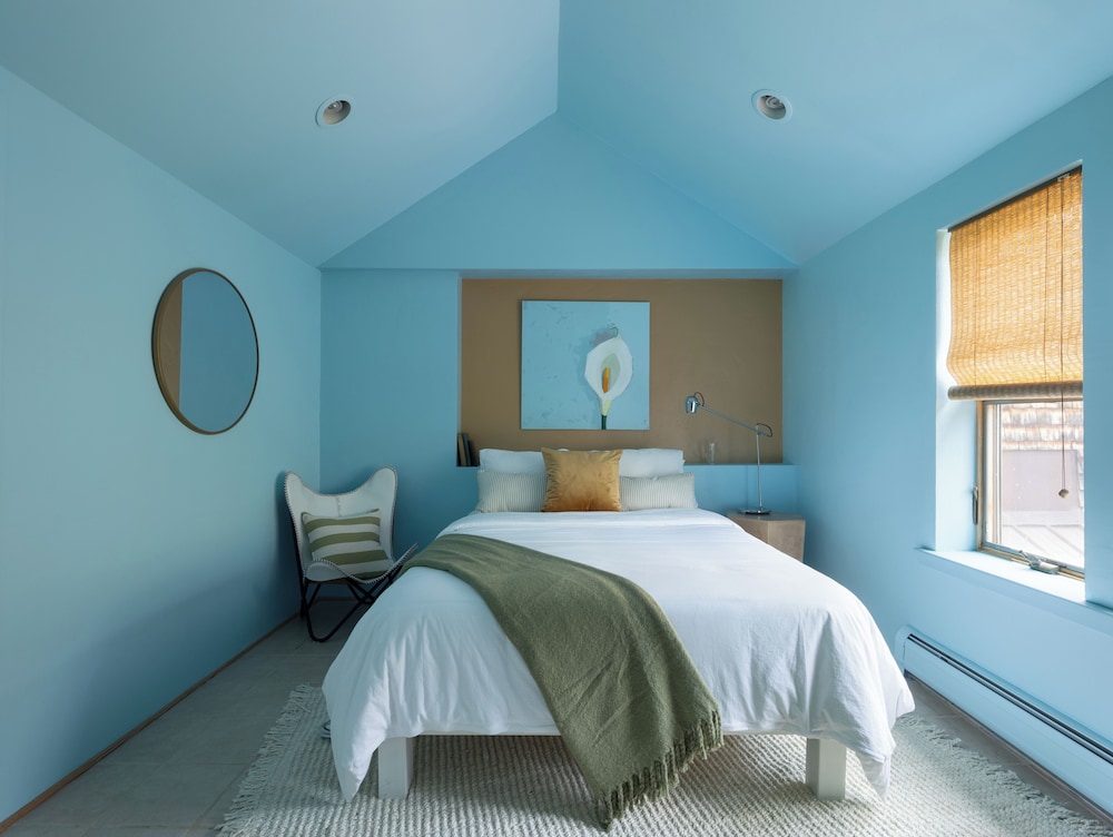 "Ruth" Upper Single Queen Room photo 1