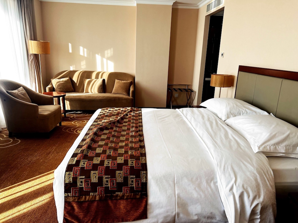Deluxe King Room thumbnail 6