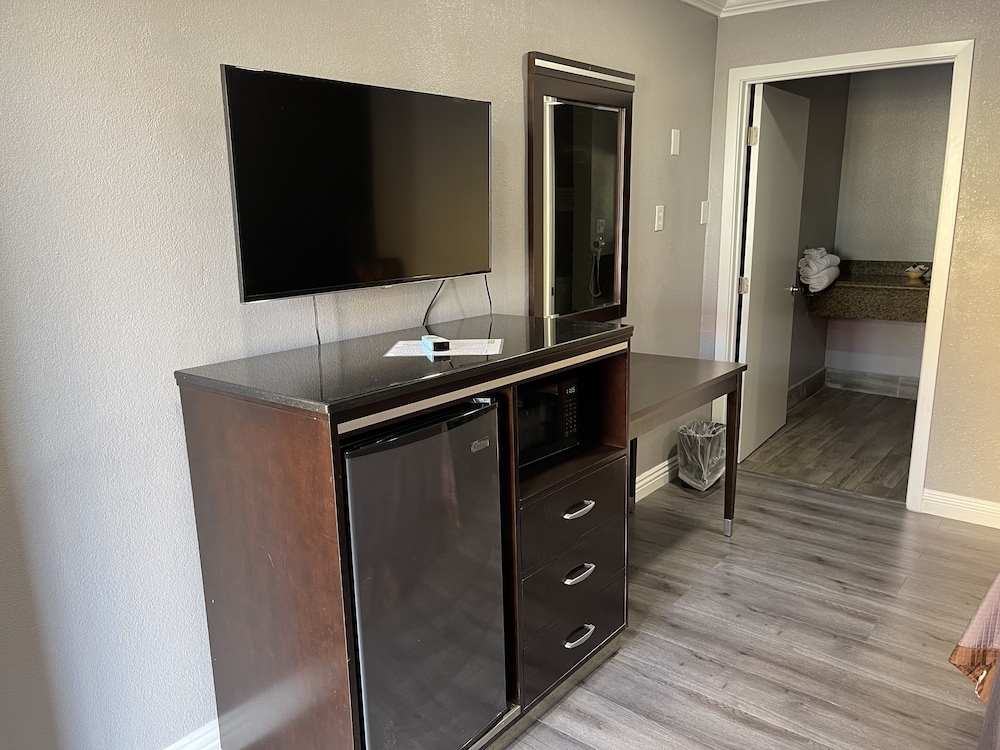 Basic Single Room, 2 Bedrooms, Smoking photo 2