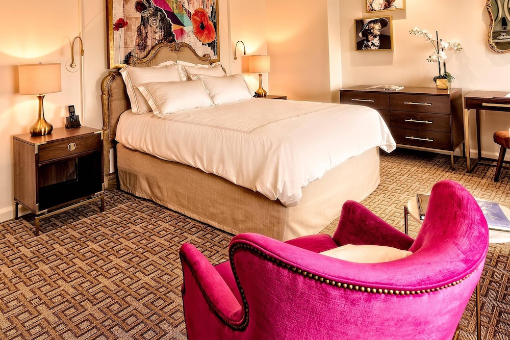 Deluxe Room, 1 King Bed photo 1